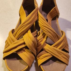 Practically brand new Earth shoes